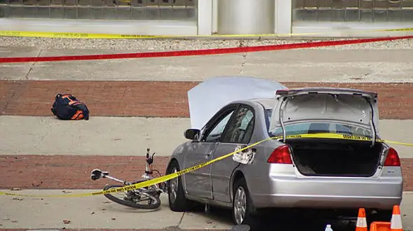 پسر دانشجو با خودرواش در حیاط دانشگاه 11 دانشجوی دختر و پسر را زیر گرفت + عکس