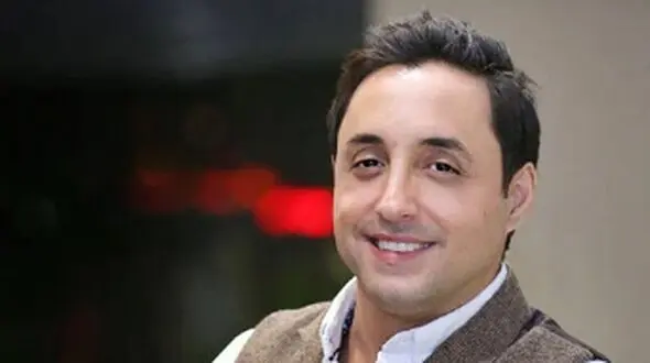 بغض و گریه امیرحسین رستمی به یاد پدرش