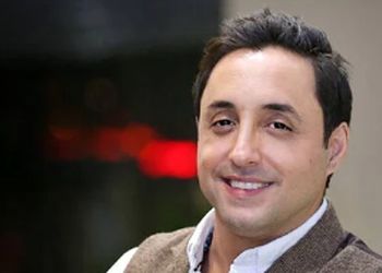 بغض و گریه امیرحسین رستمی به یاد پدرش