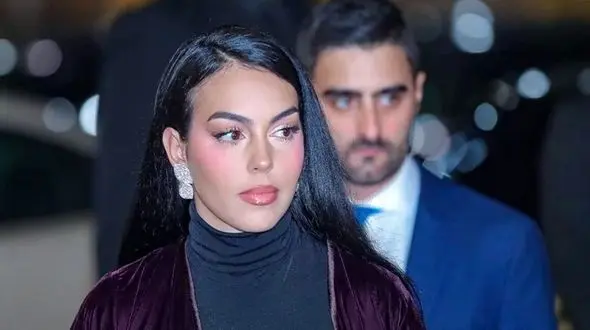 عکس/ ژست نامزد کریس رونالدو با کاپشن در زمین دومیدانی عربستان!