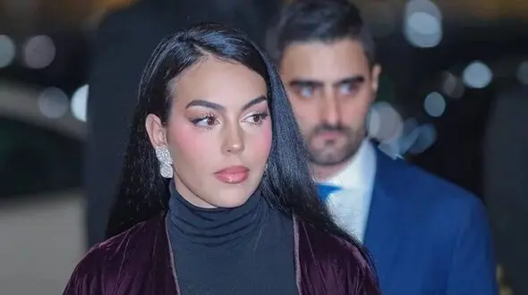 عکس/ ژست نامزد کریس رونالدو با کاپشن در زمین دومیدانی عربستان!