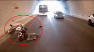 فیلم تصادف هولناک موتور با خودرو در تونل / راننده به هوا پرت شد / ببینید
