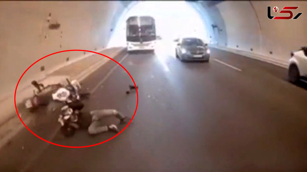 فیلم تصادف هولناک موتور با خودرو در تونل / راننده به هوا پرت شد / ببینید