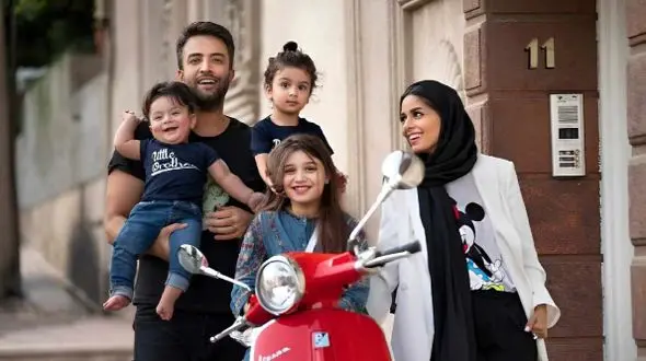 فیلم آواز خوانی باشکوه بنیامین بهادری در سالن پذیرایی خانه لاکچری اش! / سلیقه خانم خارجی آقای بازیگر ببینید!