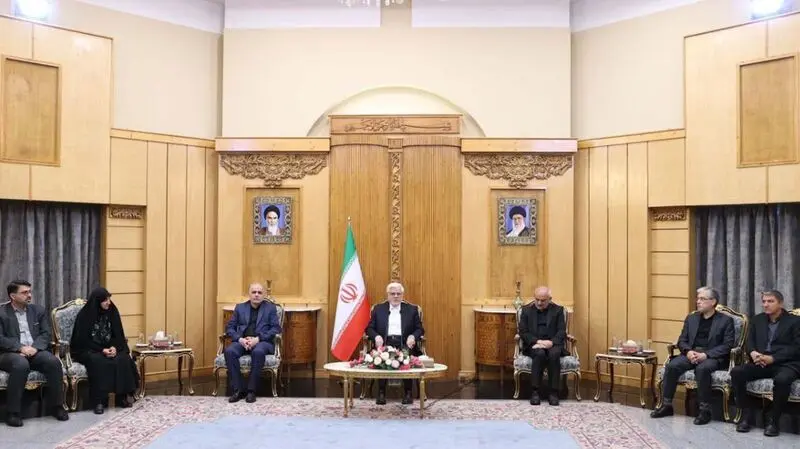 محمدرضا عارف معاون اول رئیس جمهور صبح امروز( سه شنبه ) به عنوان مهمان ویژه در صدر هیئتی و با دعوت نخست وزیر ارمنستان رئیس دوره‌ای اتحادیه اقتصادی اوراسیا به منظور شرکت در نشست رؤسای دولت‌های عضو اتحادیه اقتصادی اوراسیا، عازم ایروان پایتخت ارمنستان شد