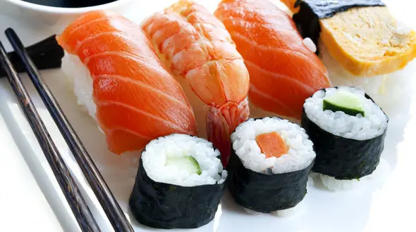 هشدار پزشکان دربارۀ خوردن سوشی!