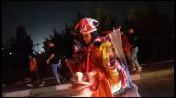 گفتگو با دختر پرچم فروش در استادیوم آزادی ! / در همه بازی ها می آیم ! + فیلم اختصاصی رکنا