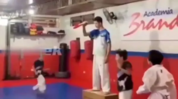 زیرکی با چاشنی طنز؛ حرکت بامزه کودک خردسال سوژه شد + فیلم