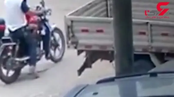 لحظه دزدیده شدن یک کودک خیابانی توسط مرد موتورسوار + تصویر 