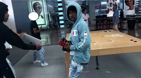 سرقت 20 گوشی آیفون از یک اپل استور 
