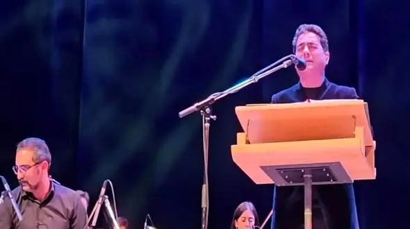 فیلم / همایون شجریان روی موتور دور میدان آزادی می چرخد و آواز می خواند 