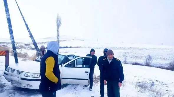 امداد رسانی پلیس شهرستان میانه به یک دستگاه سمند  در جاده قدیم هشترود -میانه