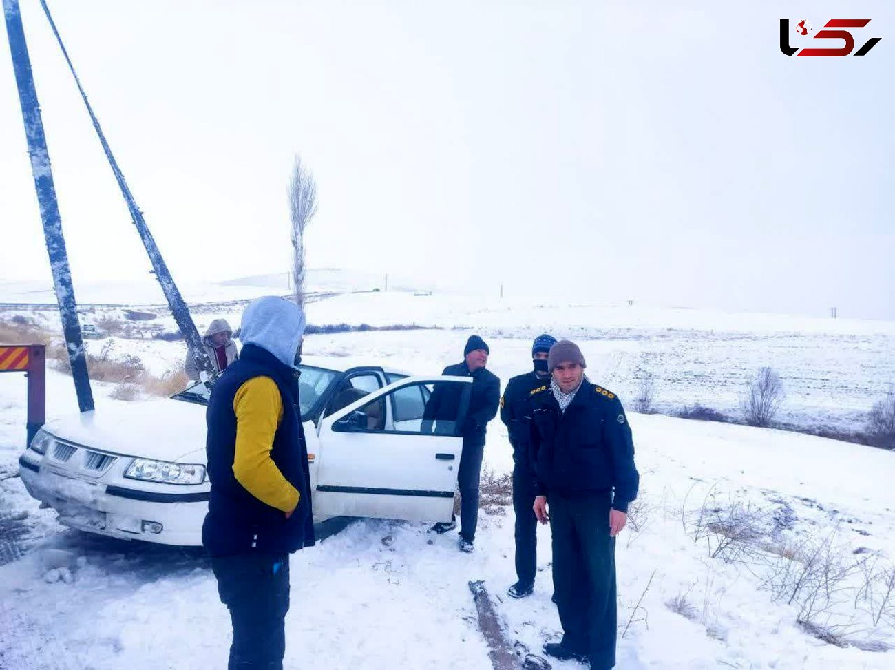 امداد رسانی پلیس شهرستان میانه به یک دستگاه سمند  در جاده قدیم هشترود -میانه