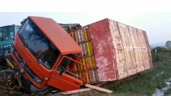 مرگ راننده رشتی در واژگونی کامیون + فیلم