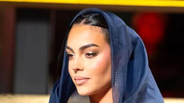 جورجینا با این لباس خیلی تنگ و خوشرنگ و البته با روسری در عربستان کولاک کرد