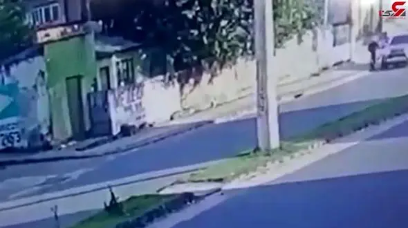 لحظه تنبیه 2 دزد بدشانس توسط همسر یک پلیس! + فیلم