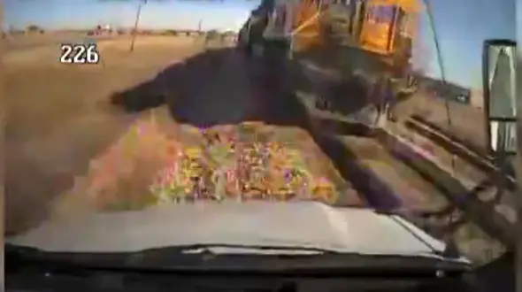 تصادف وحشتناک اتوبوس با قطار + فیلم