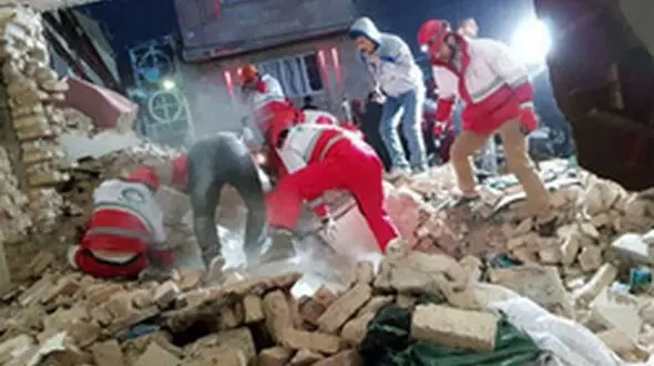 فیلم لحظه نجات معجزه آسای کودک 2 ساله از زیر آوار انفجار شهریار 