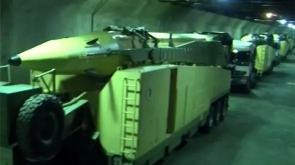 عکس/ سفر در زمان؛ «سردار حاجی زاده و علی لاریجانی» در شهر موشکی سپاه؛ سال 94