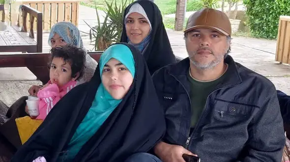  نگاهی به مزار ساده و مشترک دکتر سید مصطفی ساداتی با همسر ، دختران و پسر کوچکش +عکس و فیلم / آرامگاه خانوادگی دانشمند هسته ای شهید ایران کدام شهر است ؟!