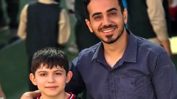 آواز شاد؛ معلم با پسر بچه ها آهنگ بند بند جون منی رو میخونن فقط ادا و اطوار پسر تپل