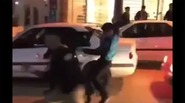 ببینید / دعوای هولناک و خشونت‌ آمیز 2 پسر جوان در خیابان‌های یاسوج / اجرای فن کشتی‌کج! / 16+