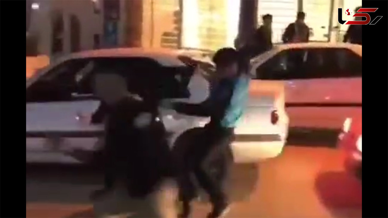 ببینید / دعوای هولناک و خشونت‌ آمیز 2 پسر جوان در خیابان‌های یاسوج / اجرای فن کشتی‌کج! / 16+