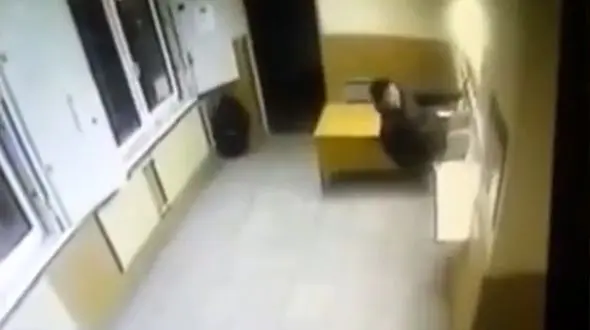 فرار خنده دار متهم از بازداشتگاه پلیس + فیلم