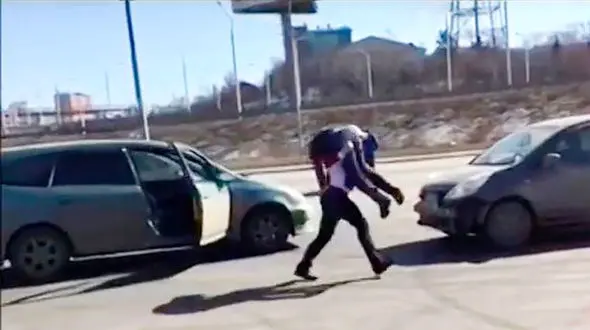 بلایی که زن ورزشکار قوی هیکل سر راننده مزاحم آورد +این فیلم را از دست ندهید