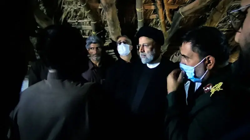 آیت‌الله دکتر سید ابراهیم رئیسی صبح امروز جمعه در اولین بخش از برنامه‌های دومین روز سفر دولت مردمی به استان کرمان ، در جریان بازدید از مناطق محروم جنوبی استان کرمان، به دیدار مردم روستای تنگ‌شاه شهرستان عنبرآباد رفت.