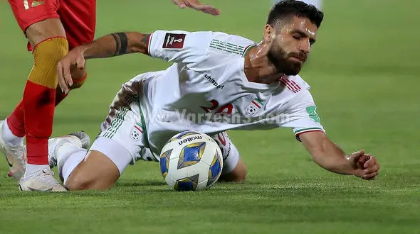 سرلک با آمبولانس راهی بیمارستان شد + فیلم لحظه حادثه در زمین فوتبال