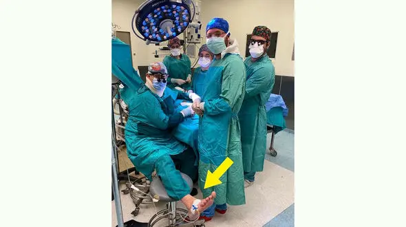 عکسی از فداکاری یک پزشک در اتاق عمل 