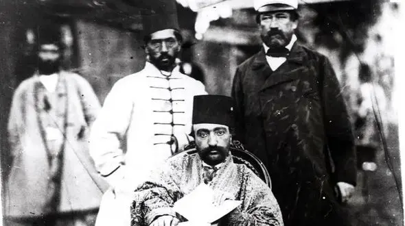  عکس سفر زمان؛ عکس یادگاری «پزشک فرانسوی ناصرالدین شاه» در کنار دو نفر از درباریان 