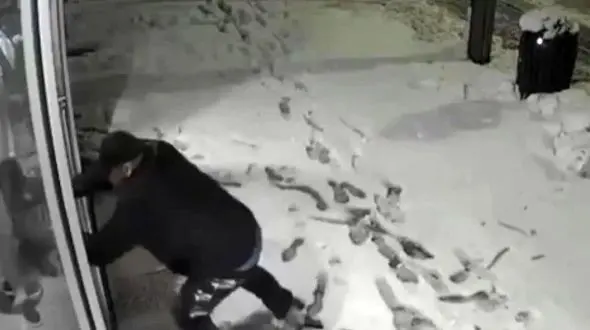 اقدام جالب سارق قبل از ورود به فروشگاه +فیلم 