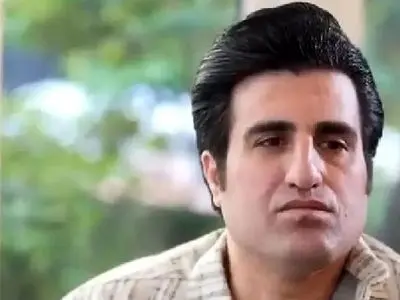 فیلم آواز محلی؛ خانمه محسن لرستانی رو وسط بازار وادار کرد بخونه