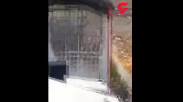 لحظه فرار عجیب یک مرد از  آتش سوزی کارخانه ظروف پلاستیکی  نظر آباد  + فیلم