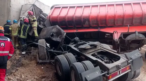 مرگ دردناک راننده در لابلای آهن پاره های تریلی در اتوبان کمربند سبز مشهد + عکس