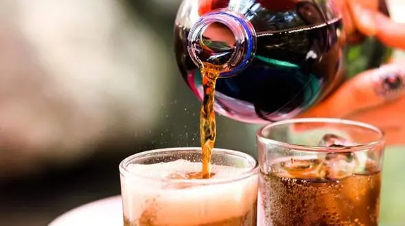 کدام نوشیدنی‌ها عامل خونریزی لثه هستند؟