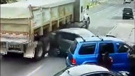 ببینید / لحظه تکان‌دهنده له شدن یک شهروند زیر چرخ‌ها کامیون؛ لگد عابرین به ماشین عامل تصادف!