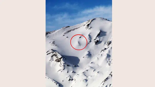 آخرین عکس هوایی از لاشه هواپیما زیر برف در دنا