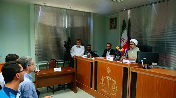 انتشار  اولین عکس از دادگاه علنی اسفندیار رحیم مشایی 