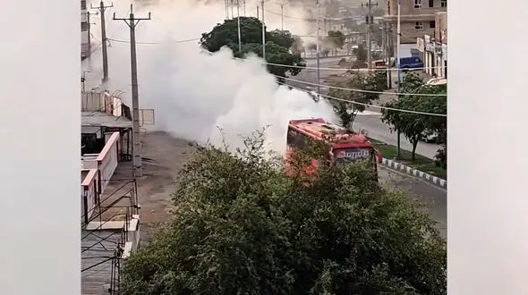 پشت پرده فیلم جنجالی دود غلیظ اتوبوس که مسجدسلیمان  را بلعید ! / راننده عذرخواهی کرد !