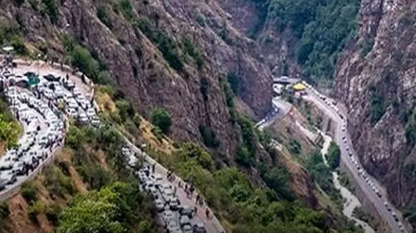 محور کندوان یک طرفه و دارای ترافیک است