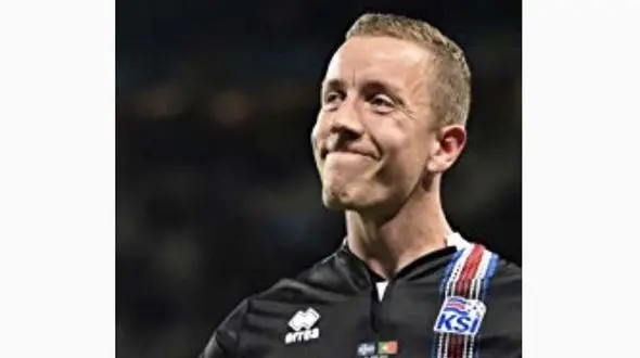 مدافع ایسلند برای حضور در جام جهانی از کارخانه مرخصی گرفت!