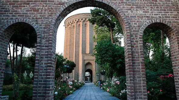 عکس کتیبه کمتر دیده شده در برج طغرل / به فرمان ناصرالدین شاه نوشته شده بود!