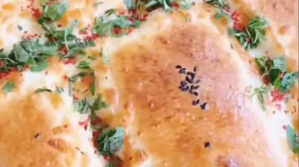 طرز تهیه پیتزای دابل لِیر خونگی با طعم رستورانی و بافتی که دلت نمیخواد تموم شه / فیلم