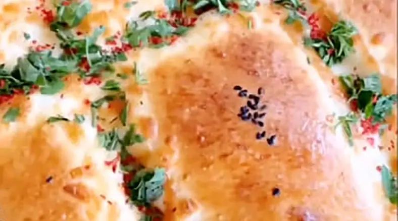 طرز تهیه پیتزای دابل لِیر خونگی با طعم رستورانی و بافتی که دلت نمیخواد تموم شه / فیلم