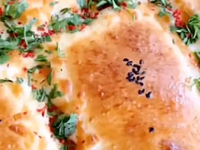 طرز تهیه پیتزای دابل لِیر خونگی با طعم رستورانی و بافتی که دلت نمیخواد تموم شه / فیلم