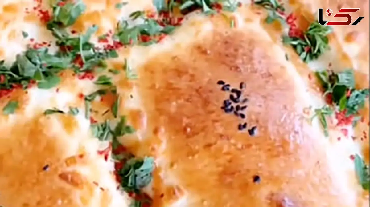 طرز تهیه پیتزای دابل لِیر خونگی با طعم رستورانی و بافتی که دلت نمیخواد تموم شه / فیلم