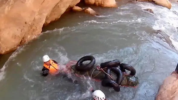 فیلم لحظه نجات معجزه‌آسای گردشگر شیرازی از رودخانه آب ملخ سمیرم